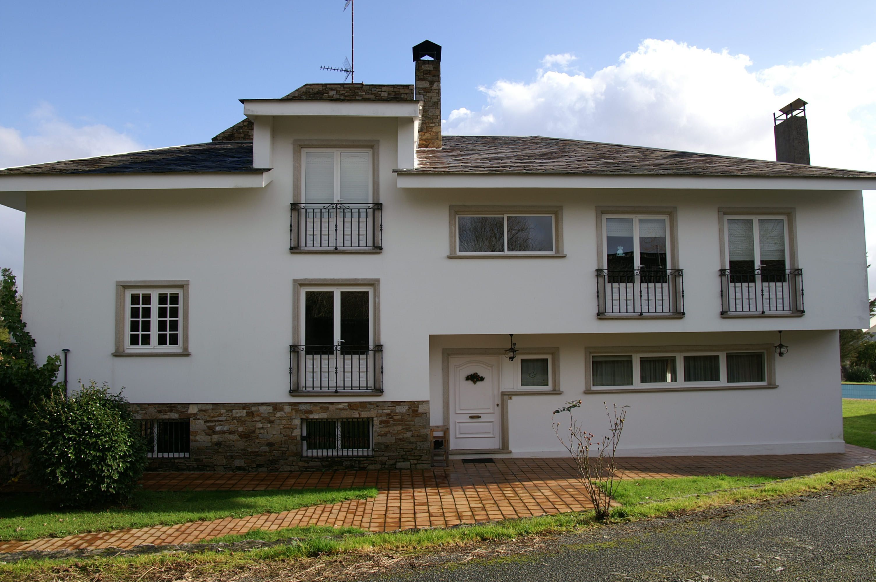 Vista exterior de Casa o xalet en venda en Bergondo amb Jardí privat, Terrassa i Traster