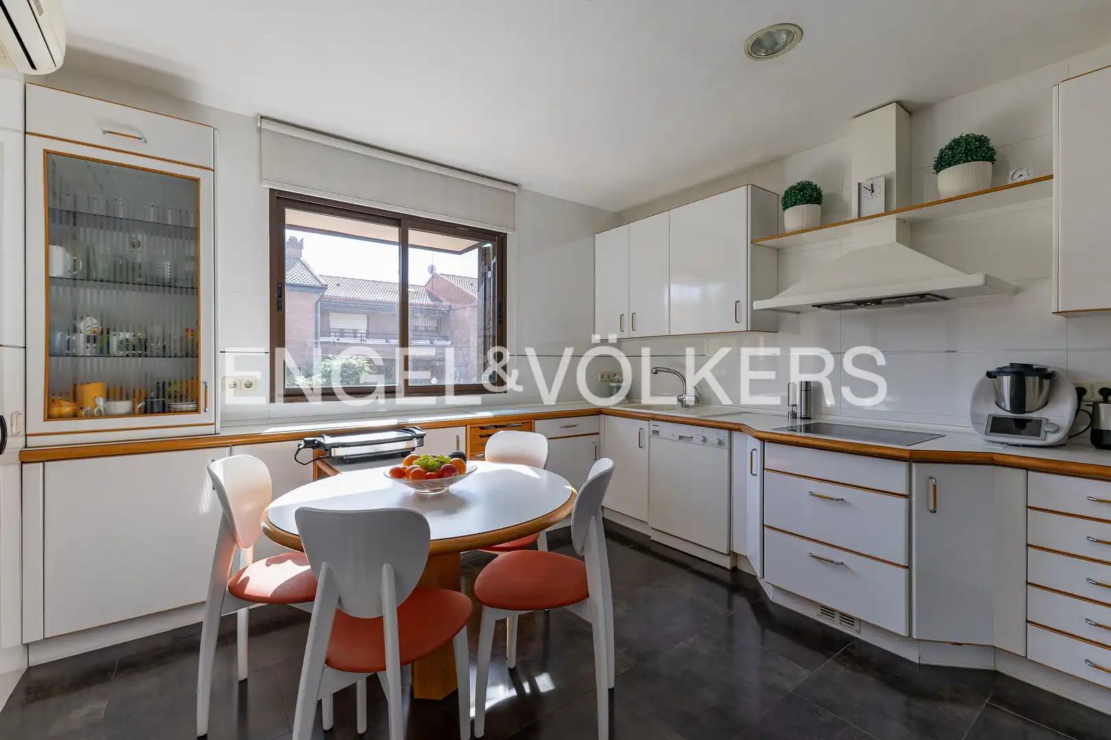 Cocina de Casa adosada en venta en Madrid con Aire acondicionado, Calefacción y Jardín privado