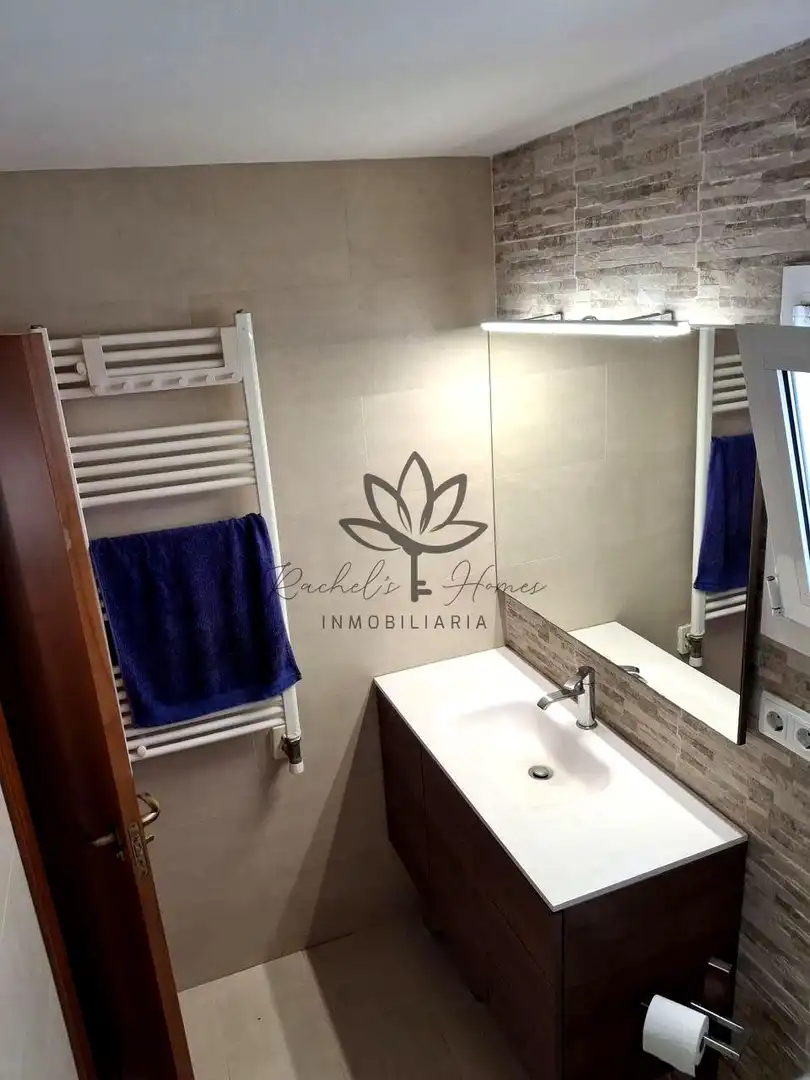 Badezimmer von Einfamilien-Reihenhaus zum Verkauf in Castelldefels mit Klimaanlage, Heizung und Privatgarten