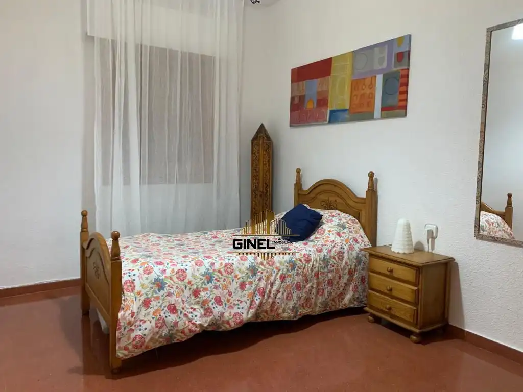 Dormitori de Pis de lloguer en Jaén amb Aire condicionat, Calefacció i Terrassa