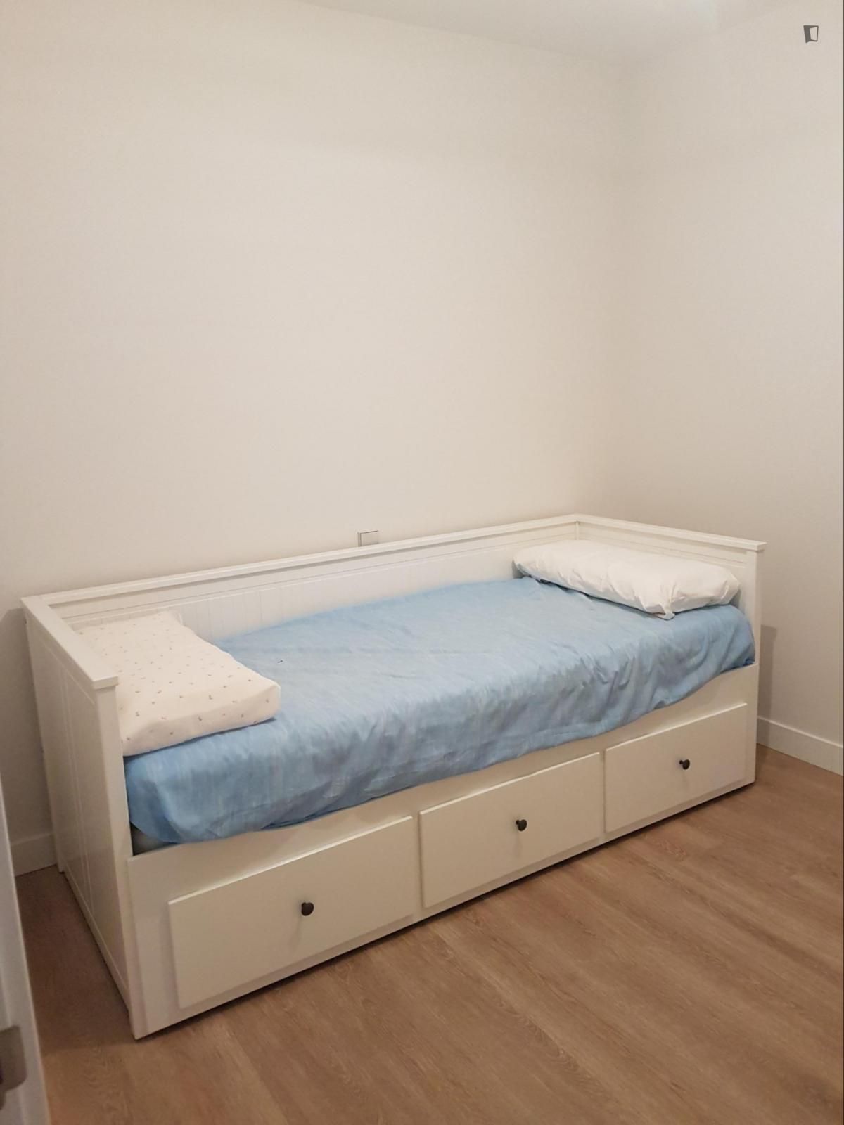 Dormitori de Apartament per a compartir en  Madrid Capital amb Aire condicionat, Moblat i Forn