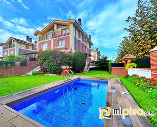 Vista exterior de Casa o xalet en venda en Laredo amb Terrassa i Piscina