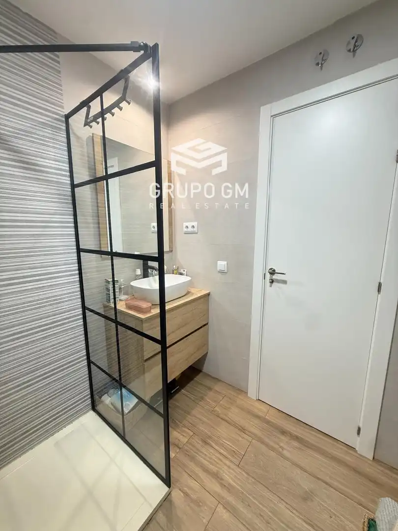Bathroom of Flat for sale in Madrid  with Air Conditioner and Heating