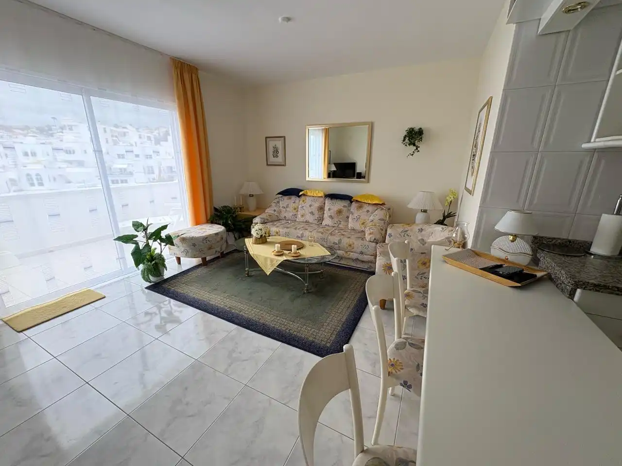 Sala de estar de Apartamento en venta en Adeje con Terraza, Trastero y Amueblado