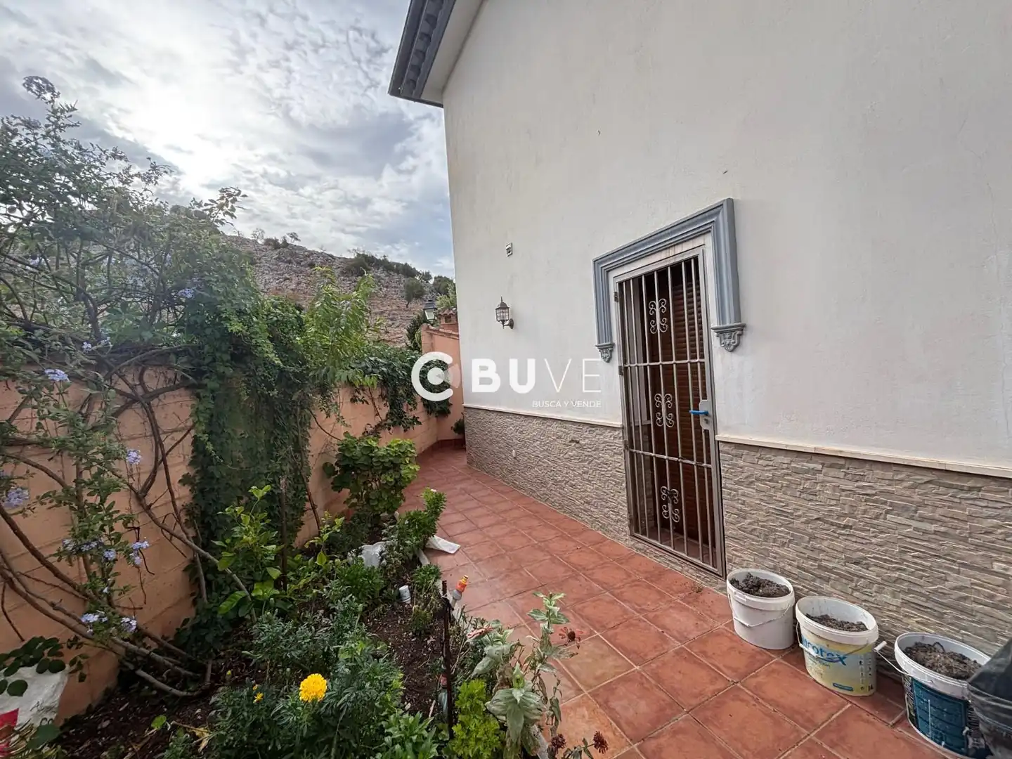 Vista exterior de Casa o xalet en venda en Cuevas del Becerro amb Aire condicionat, Calefacció i Jardí privat