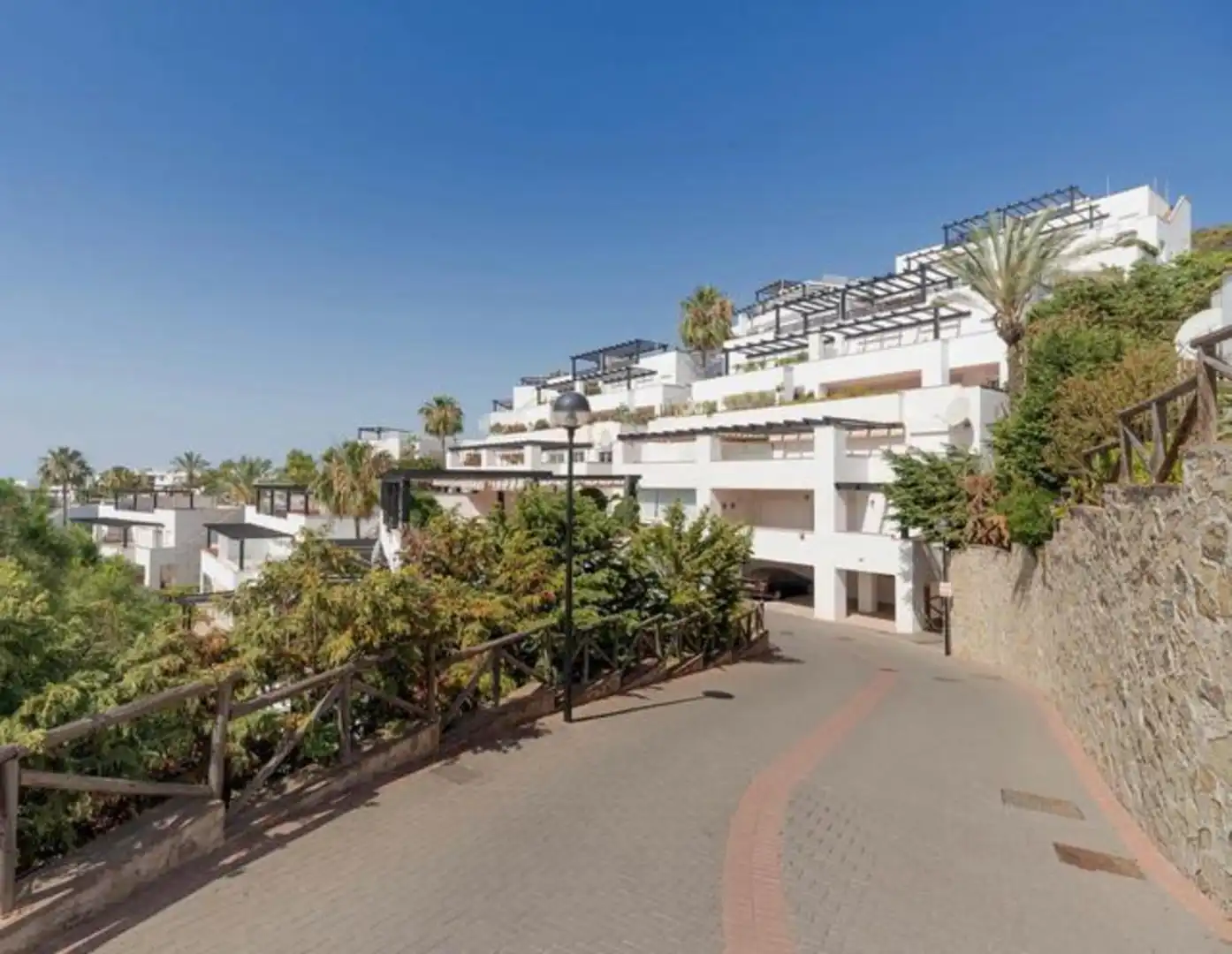 Vista exterior de Àtic en venda en Marbella amb Aire condicionat, Terrassa i Piscina