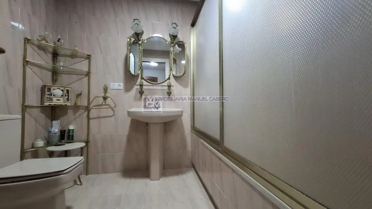 Baño de Piso en venta en Cáceres con Calefacción y Terraza