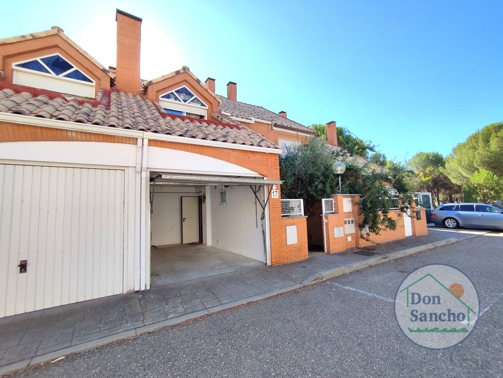 Exterior view of Single-family semi-detached for sale in La Pedraja de Portillo   with Heating, Terrace and Swimming Pool