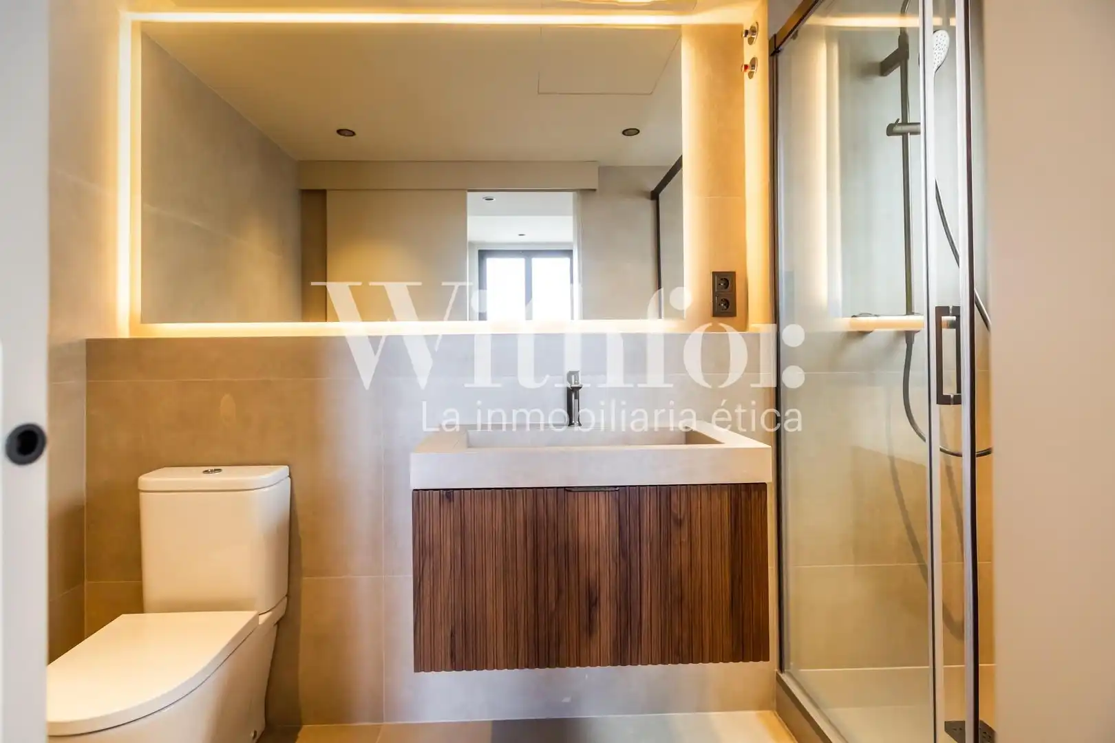 Baño de Ático en venta en Barcelona con Calefacción, Terraza y Balcón