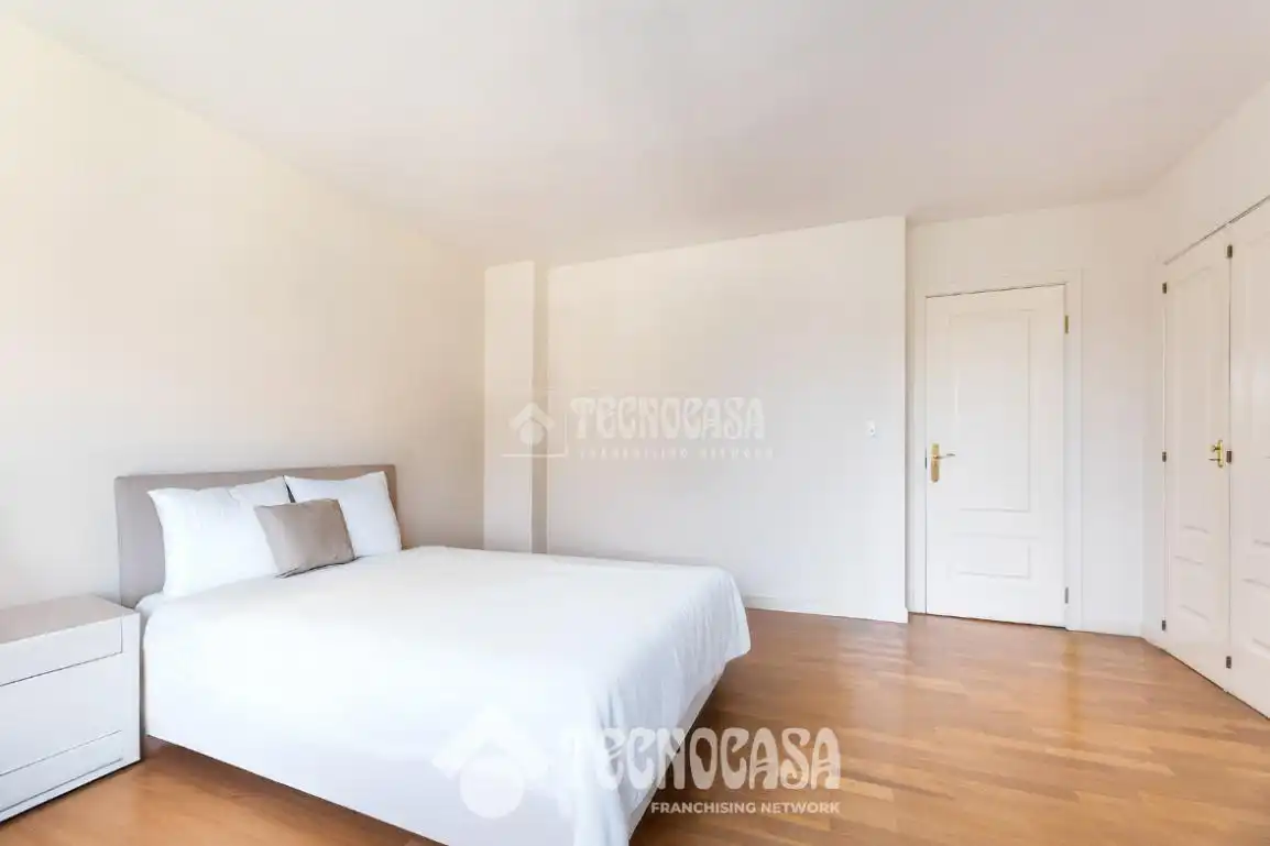 Dormitori de Casa adosada en venda en Majadahonda amb Calefacció, Jardí privat i Terrassa