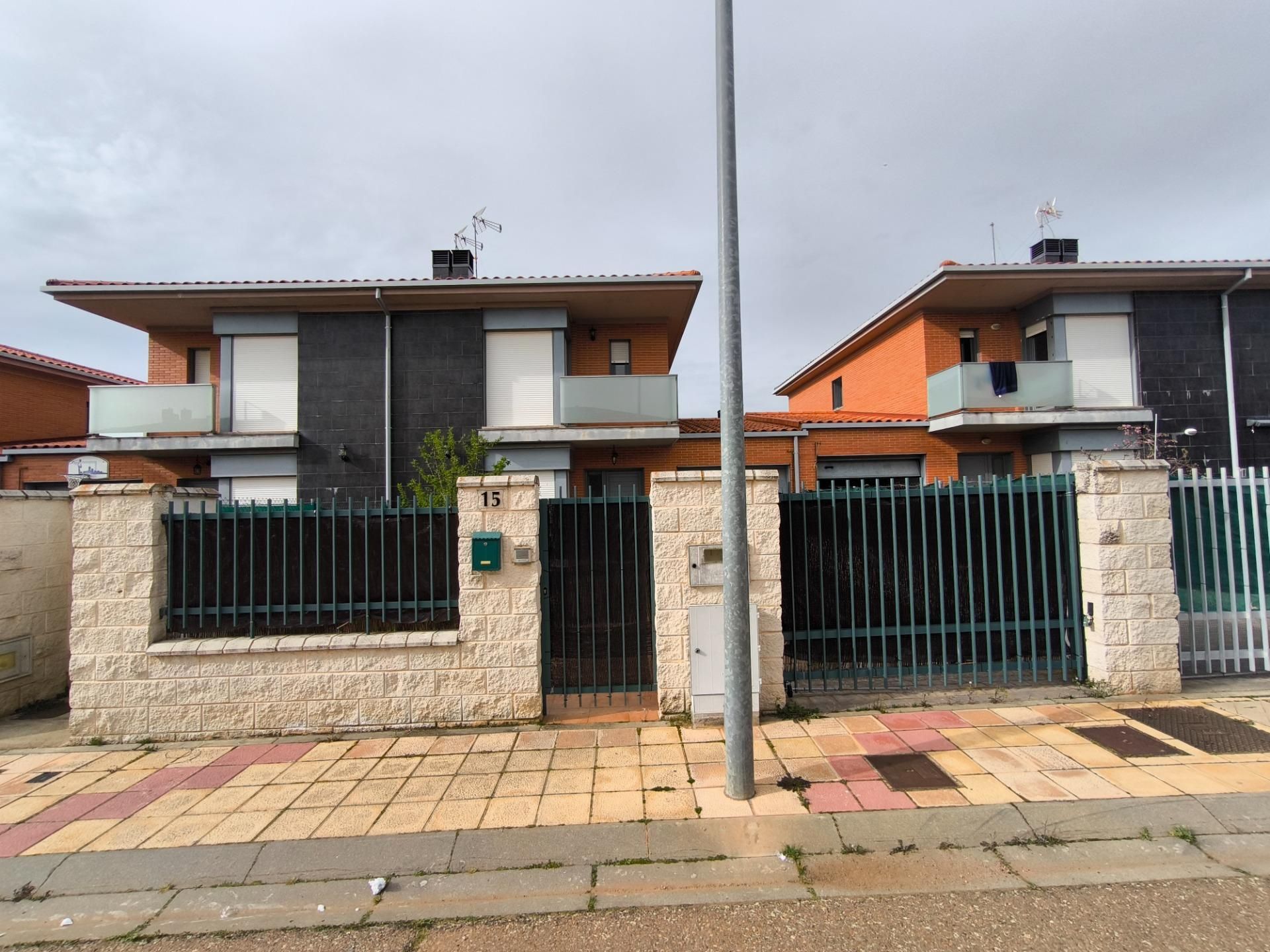 Vista exterior de Casa o xalet en venda en Doñinos de Salamanca amb Calefacció, Jardí privat i Terrassa