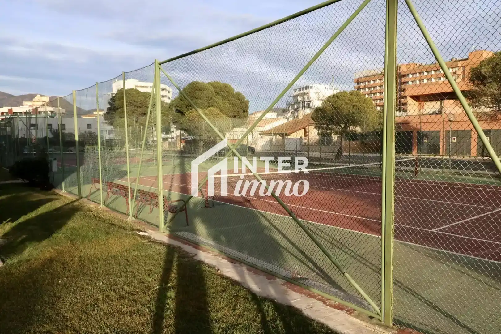 Vista exterior de Estudi en venda en Roses amb Calefacció i Parquet