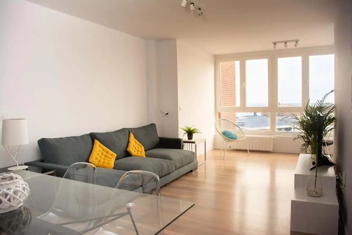 Wohnzimmer von Wohnung zur Miete in Santander mit Heizung und Privatgarten