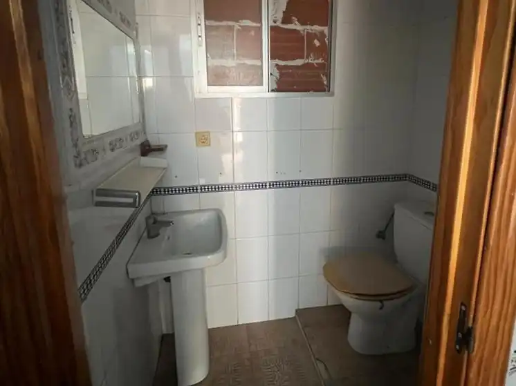 Badezimmer von Einfamilien-Reihenhaus zum Verkauf in Alcaudete de la Jara