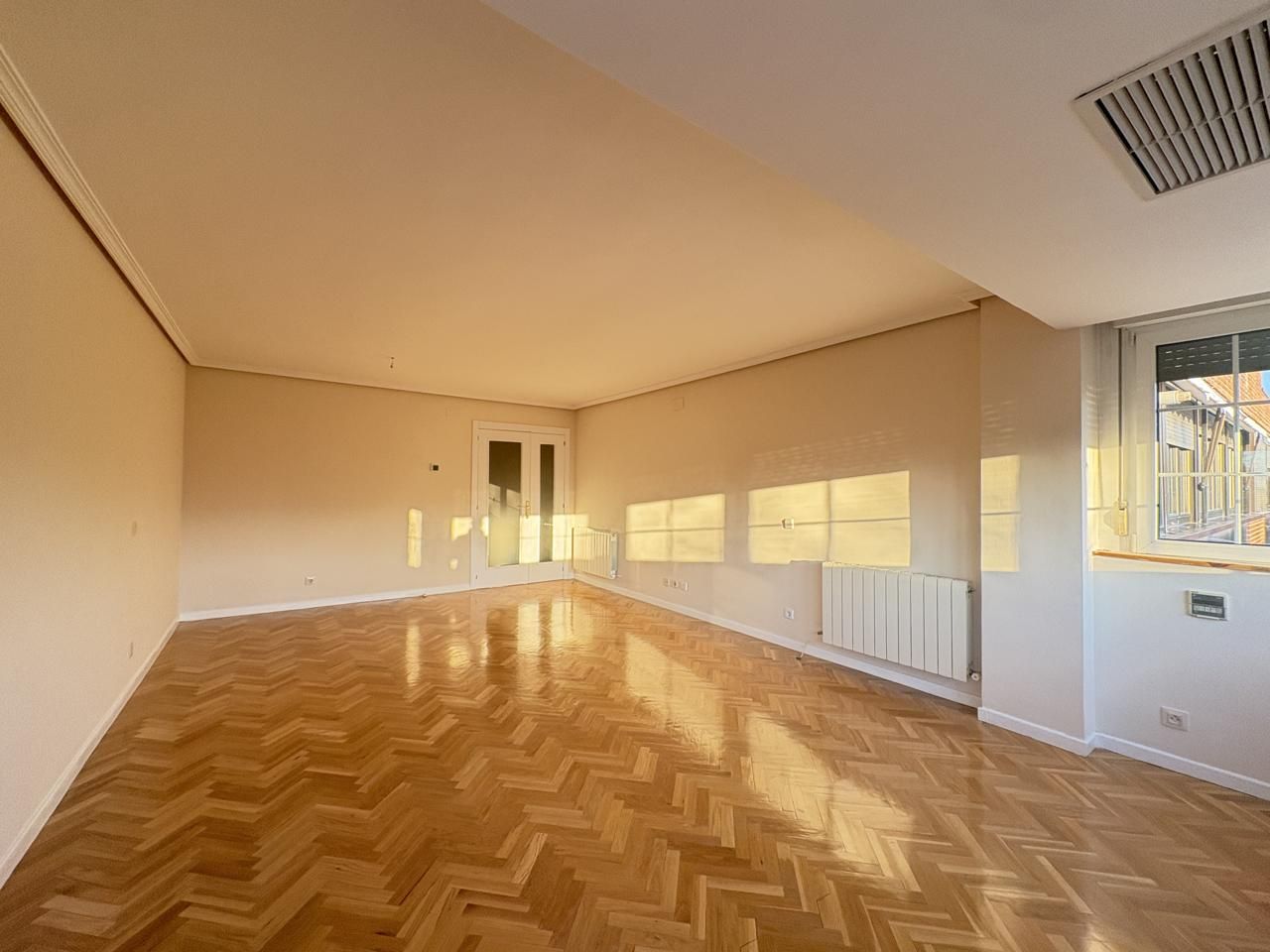 Wohnzimmer von Wohnung zur Miete in Pozuelo de Alarcón mit Klimaanlage, Heizung und Parkett