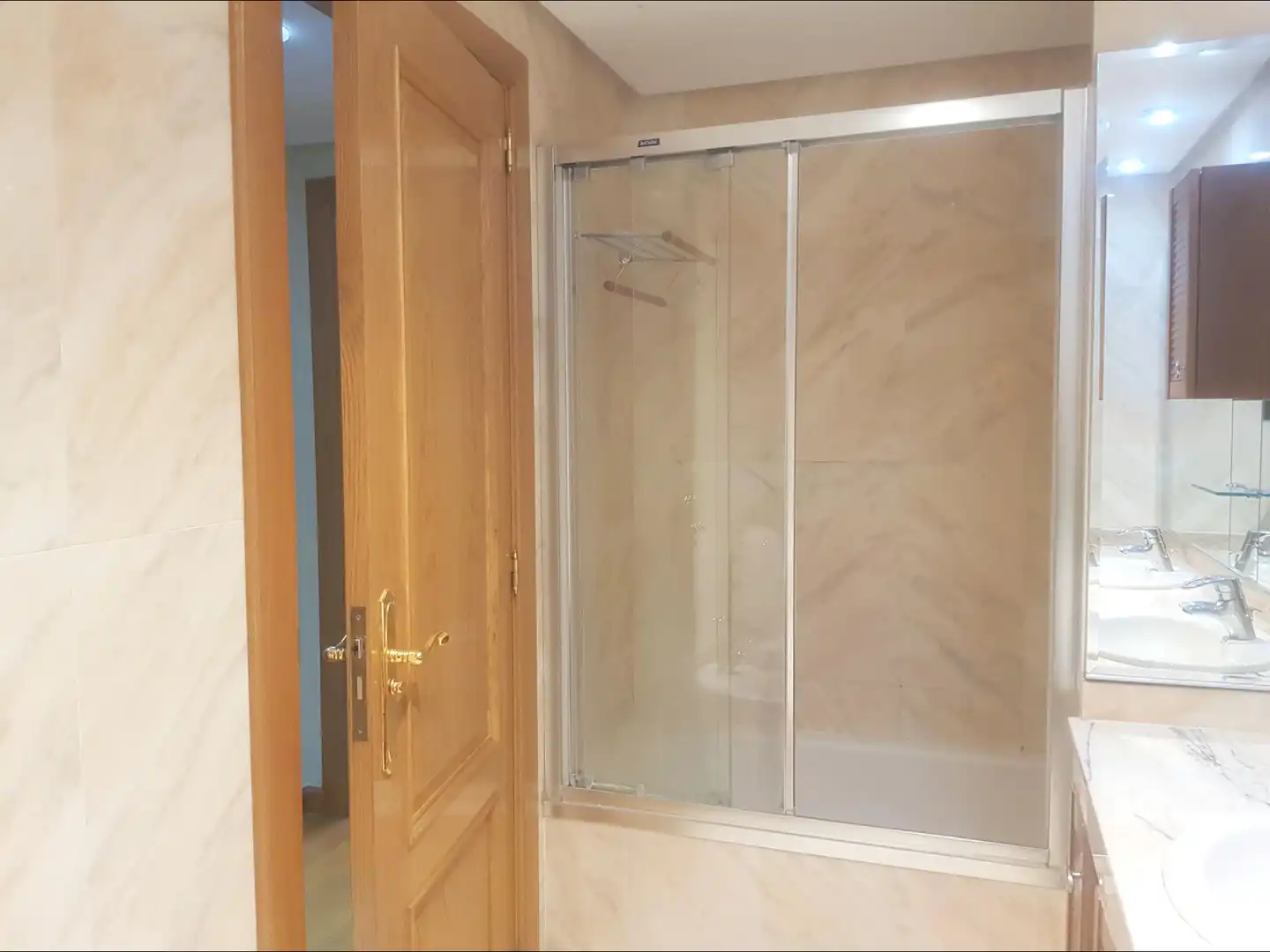 Baño de Piso de alquiler en Zaragoza con Aire acondicionado, Calefacción y Parquet