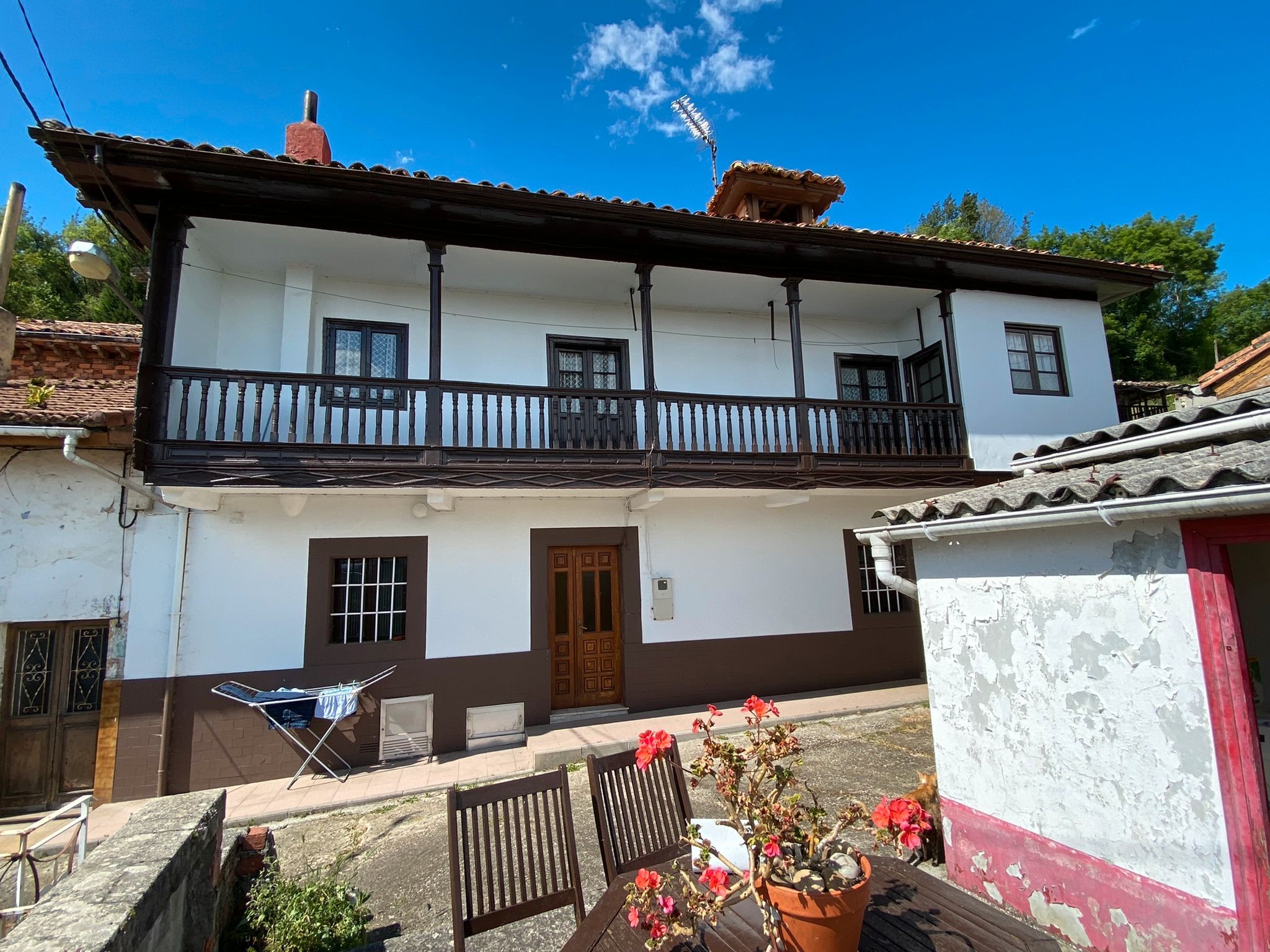 Exterior view of House or chalet for sale in Sariego  with Terrace, Storage room and Furnished