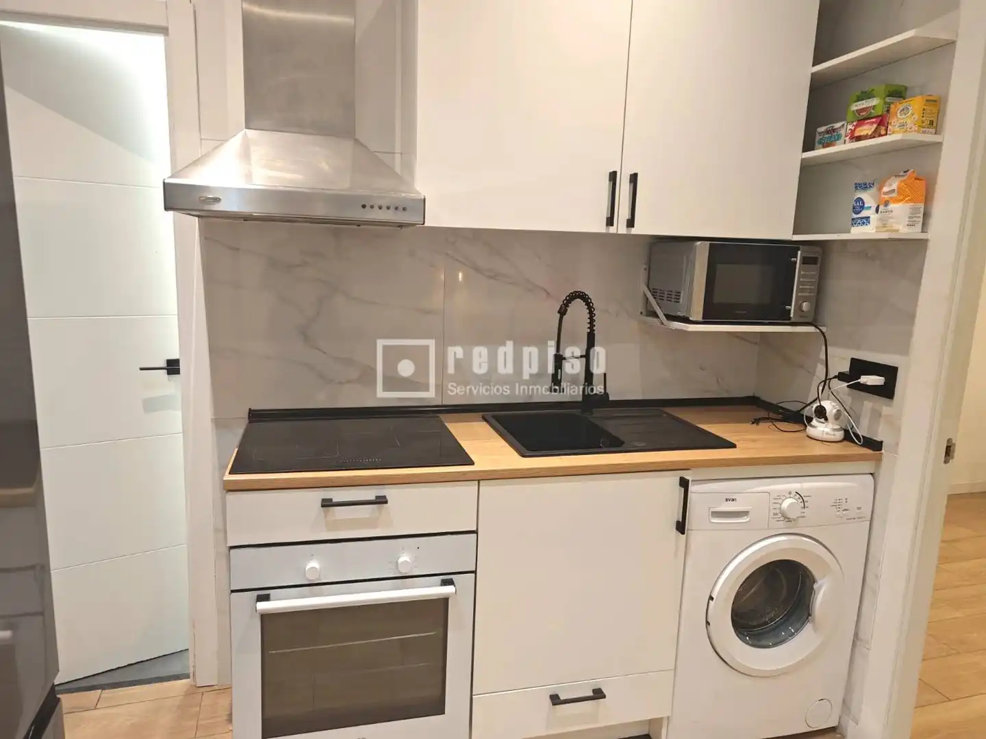 Cuina de Apartament de lloguer en Madrid amb Calefacció i Moblat