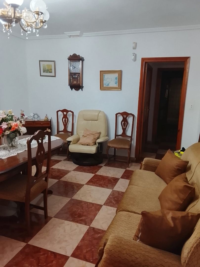 Sala d'estar de Casa o xalet en venda en Pozorrubielos de la Mancha amb Calefacció, Moblat i Forn