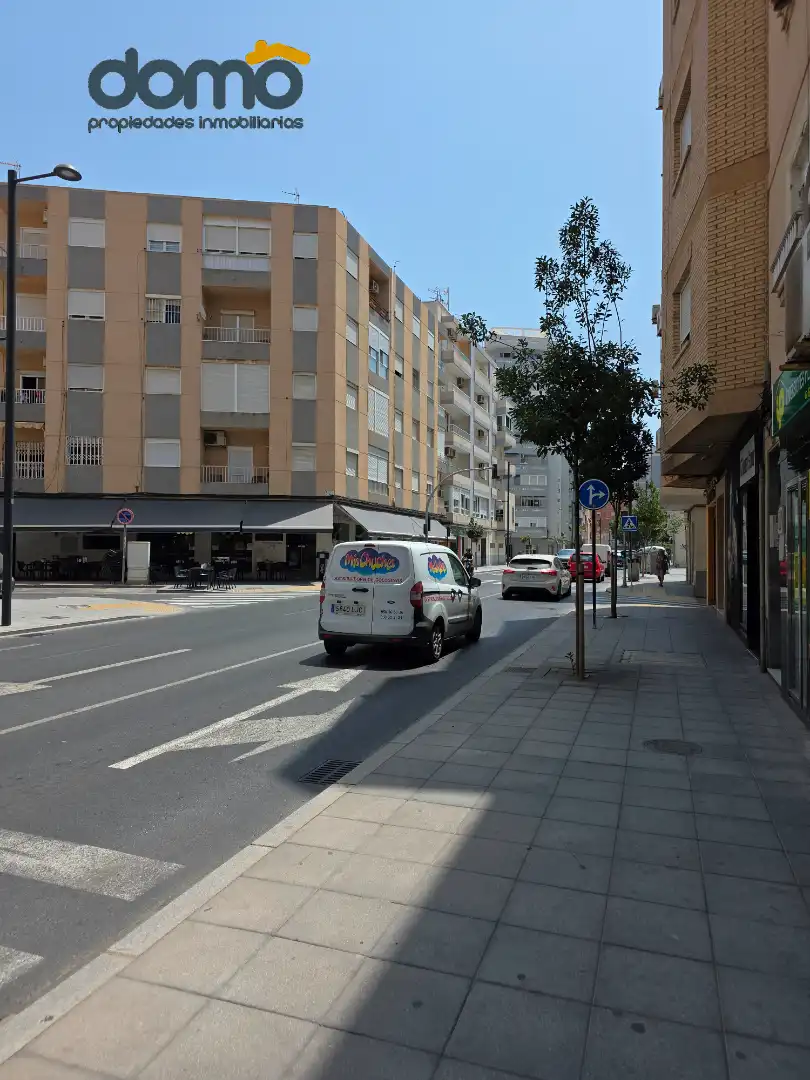 Vista exterior de Pis per a compartir en Almería amb Aire condicionat, Moblat i Forn