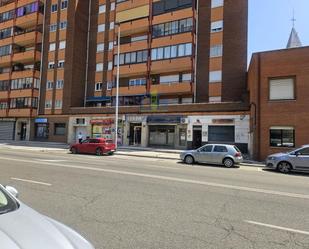 Vista exterior de Local en venda en León Capital  amb Aire condicionat