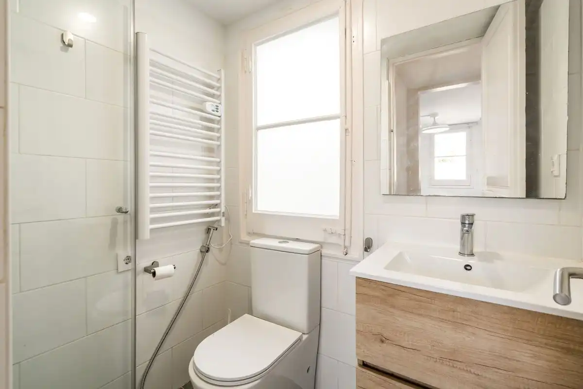 Badezimmer von Dachboden zum Verkauf in Barcelona mit Klimaanlage, Heizung und Terrasse