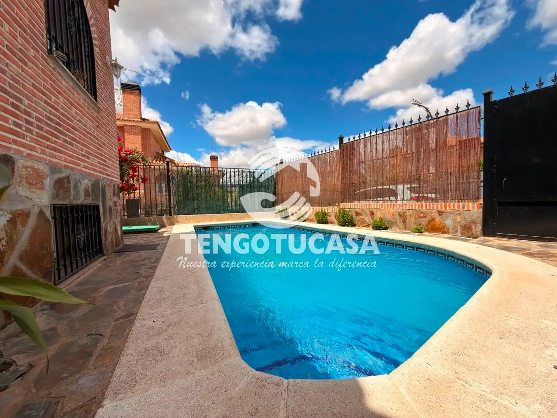 Piscina de Casa o chalet en venta en Bargas con Aire acondicionado, Calefacción y Jardín privado