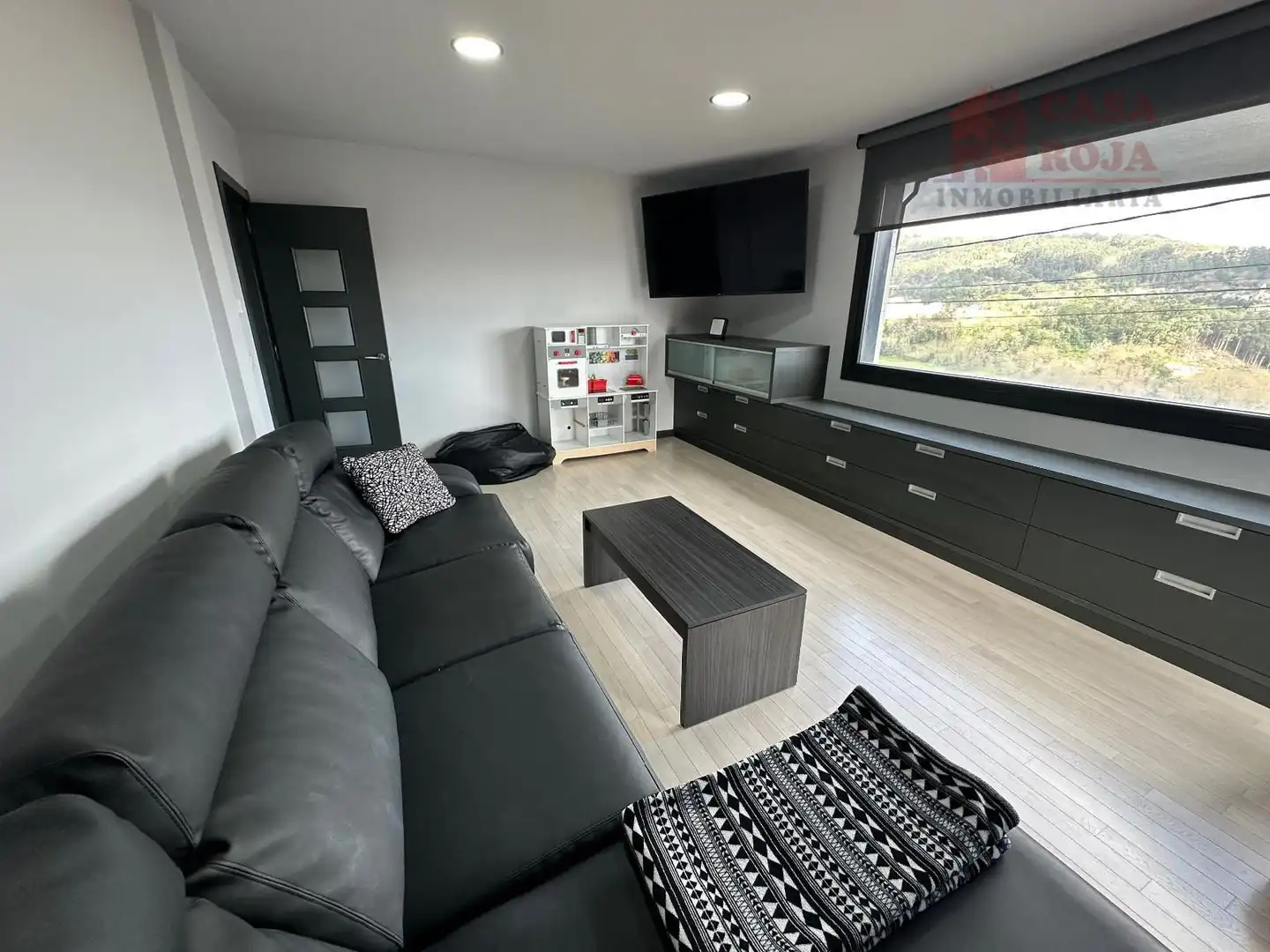 Sala d'estar de Casa o xalet en venda en Cangas  amb Calefacció, Traster i Forn