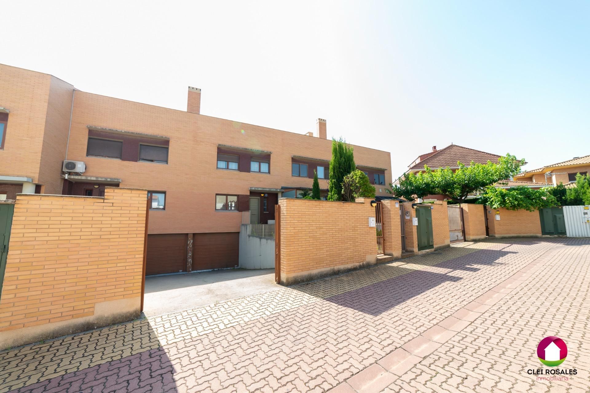 Vista exterior de Casa adosada en venda en  Zaragoza Capital amb Aire condicionat, Calefacció i Jardí privat