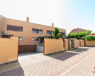 Exterior view of Single-family semi-detached for sale in  Zaragoza Capital  with Air Conditioner, Heating and Private garden