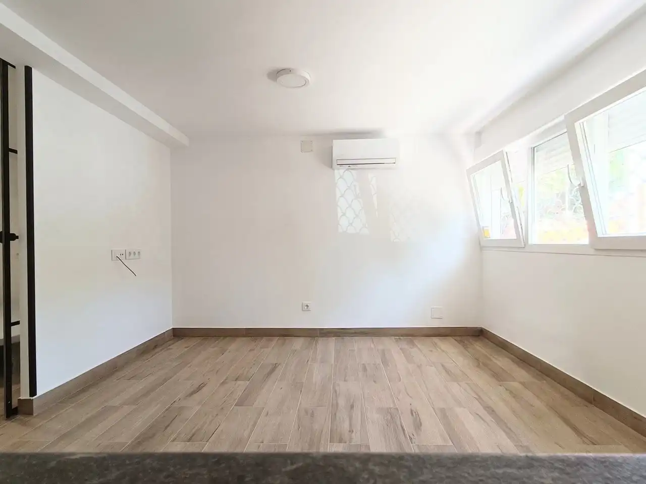Bedroom of Commercial properties for rent in Madrid  with Air Conditioner