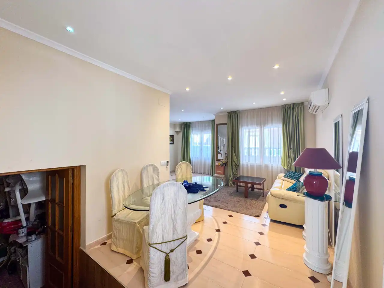 Sala d'estar de Casa adosada en venda en Torrevieja amb Aire condicionat, Calefacció i Jardí privat