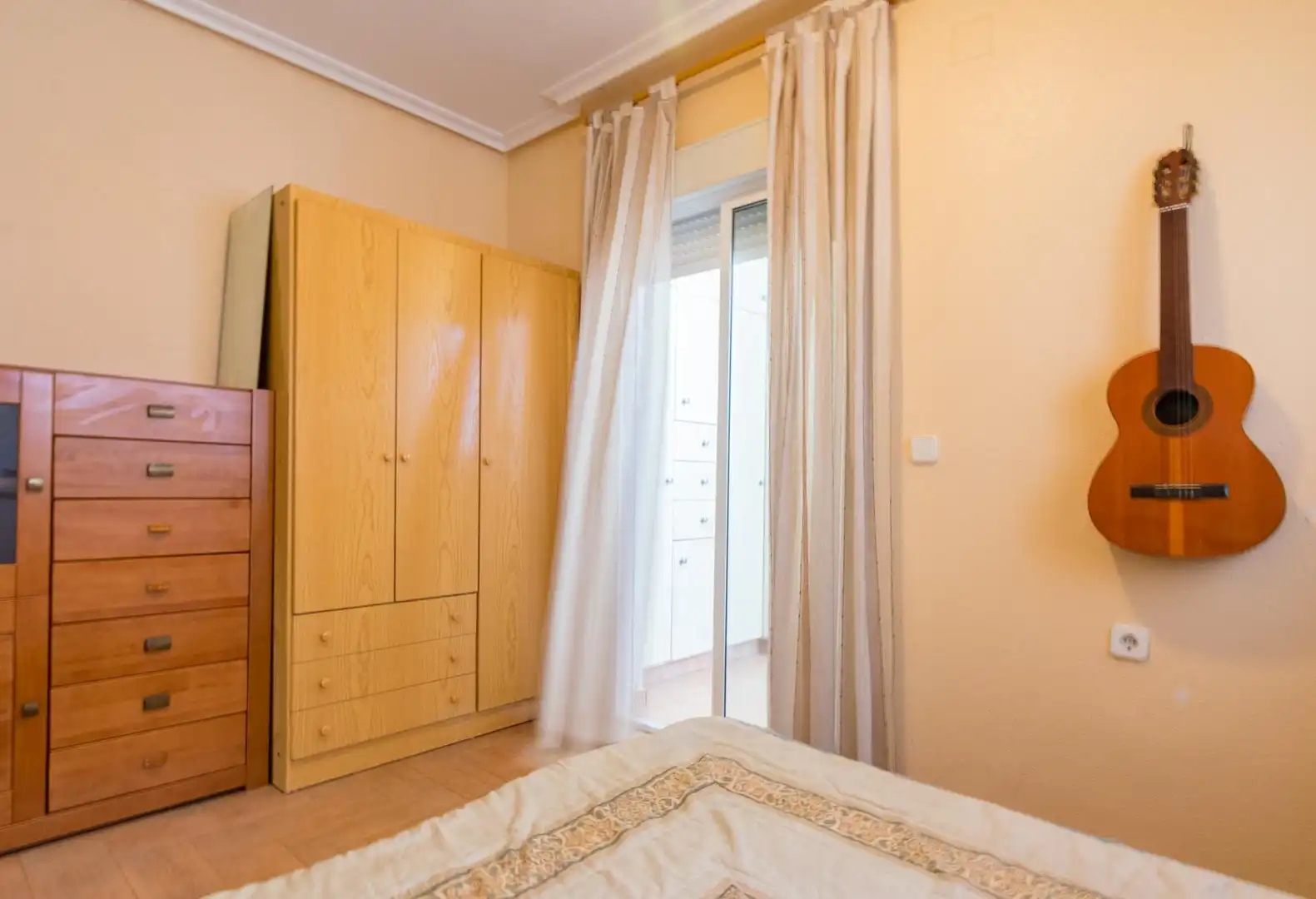 Habitación de Apartamento de alquiler en Los Montesinos con Aire acondicionado y Terraza