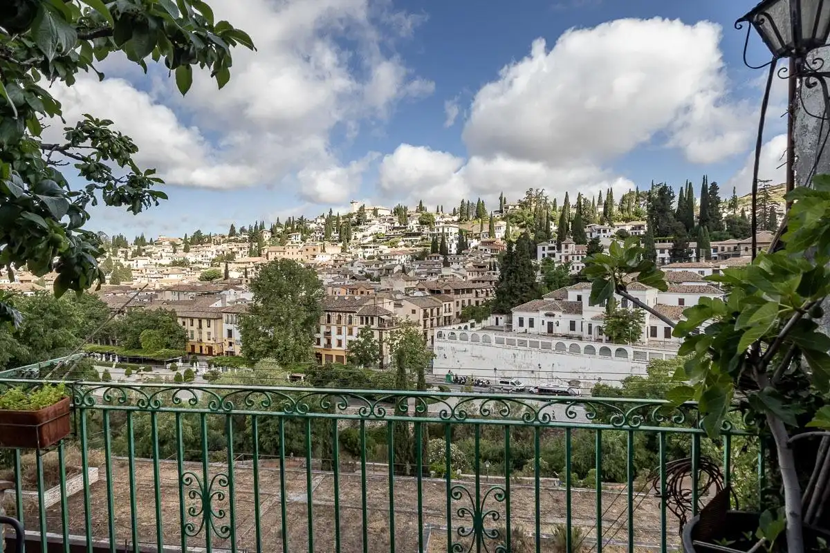 Vista exterior de Casa o xalet en venda en Granada amb Terrassa i Balcó
