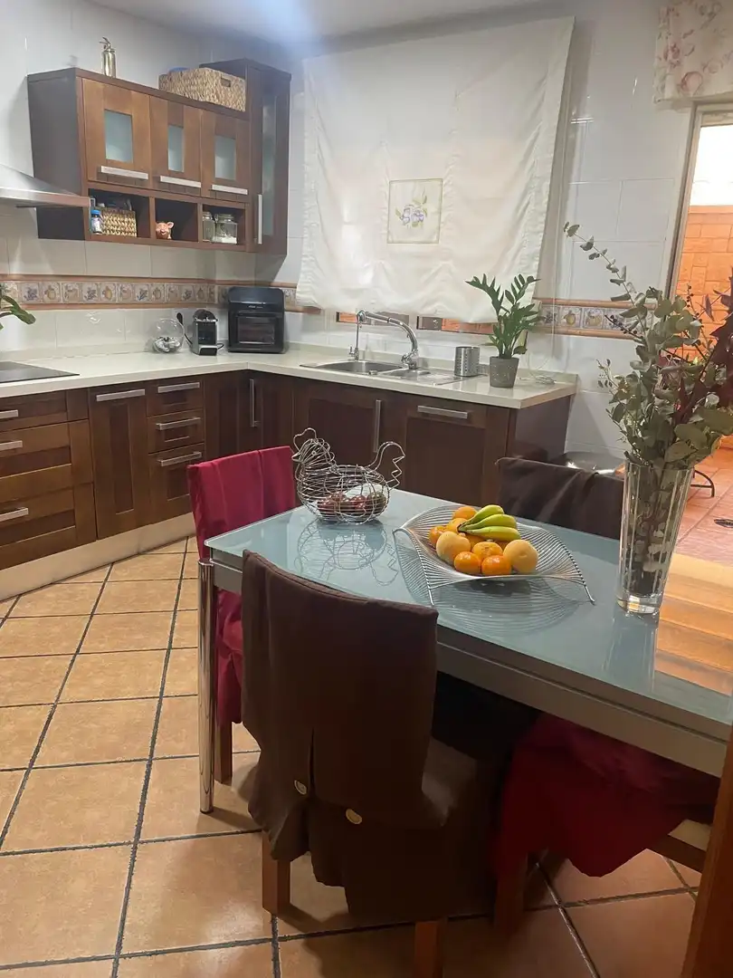 Cuina de Casa adosada en venda en Elche / Elx amb Aire condicionat, Calefacció i Jardí privat