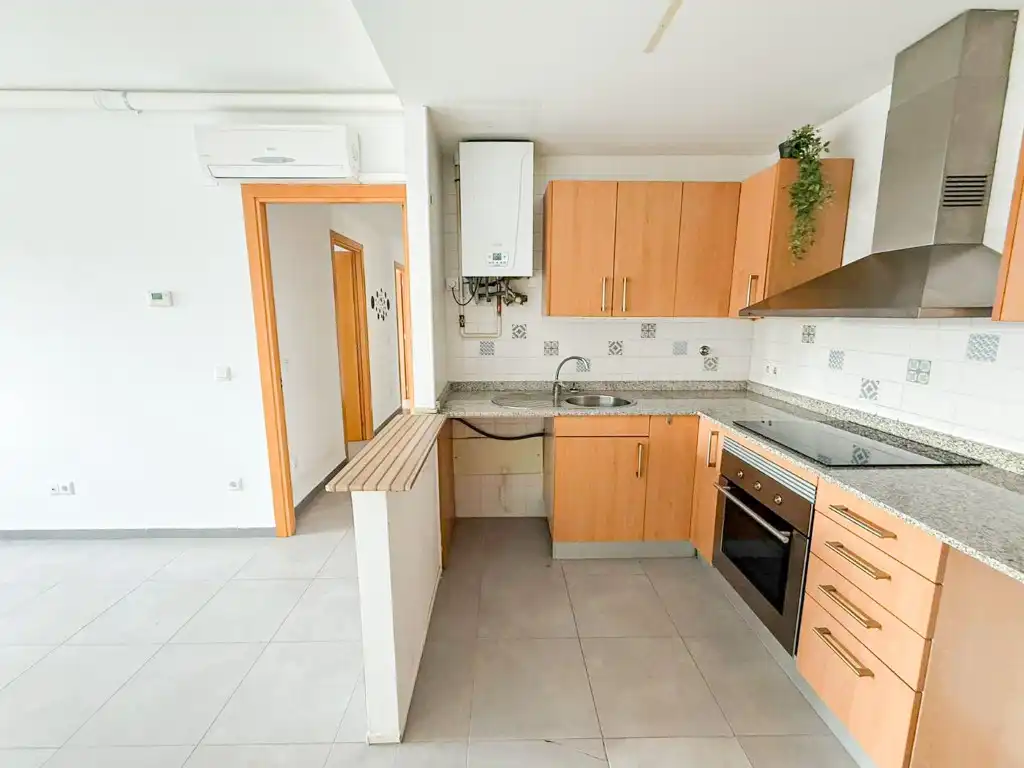 Cuina de Dúplex en venda en Figueres amb Aire condicionat i Moblat
