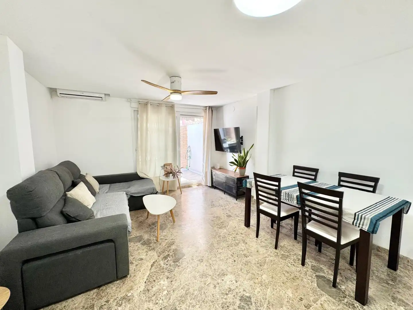 Sala de estar de Ático de alquiler en Torrevieja con Aire acondicionado, Terraza y Amueblado