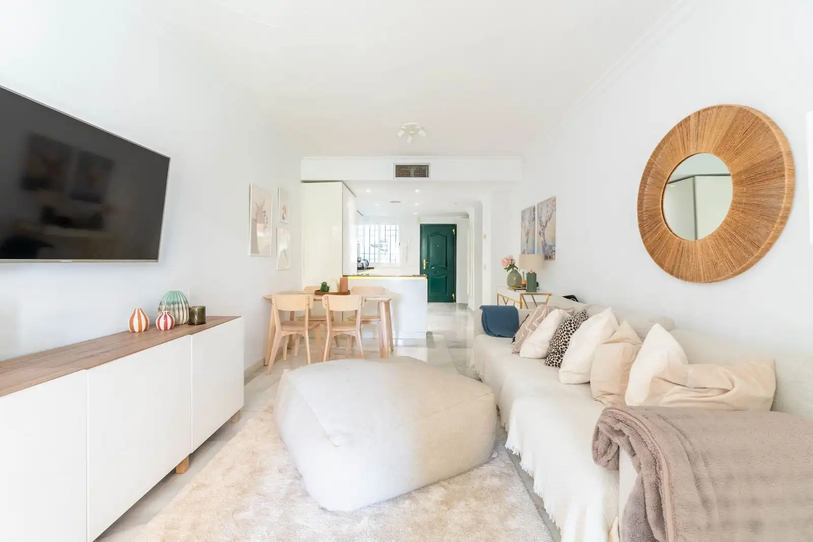 Sala d'estar de Apartament en venda en Marbella amb Jardí privat, Terrassa i Moblat