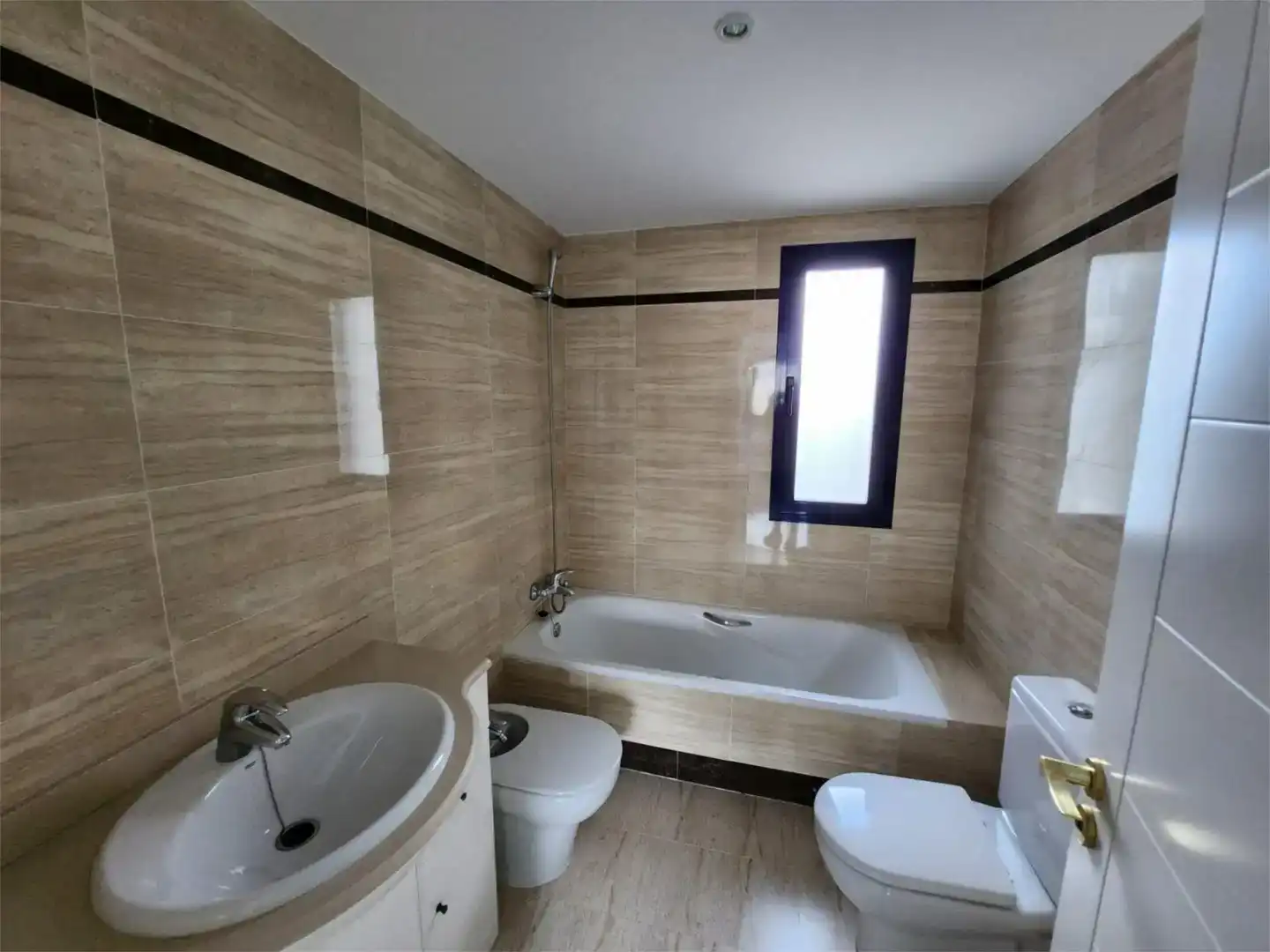 Badezimmer von Wohnung zur Miete in Estepona mit Klimaanlage, Abstellraum und Schwimmbad
