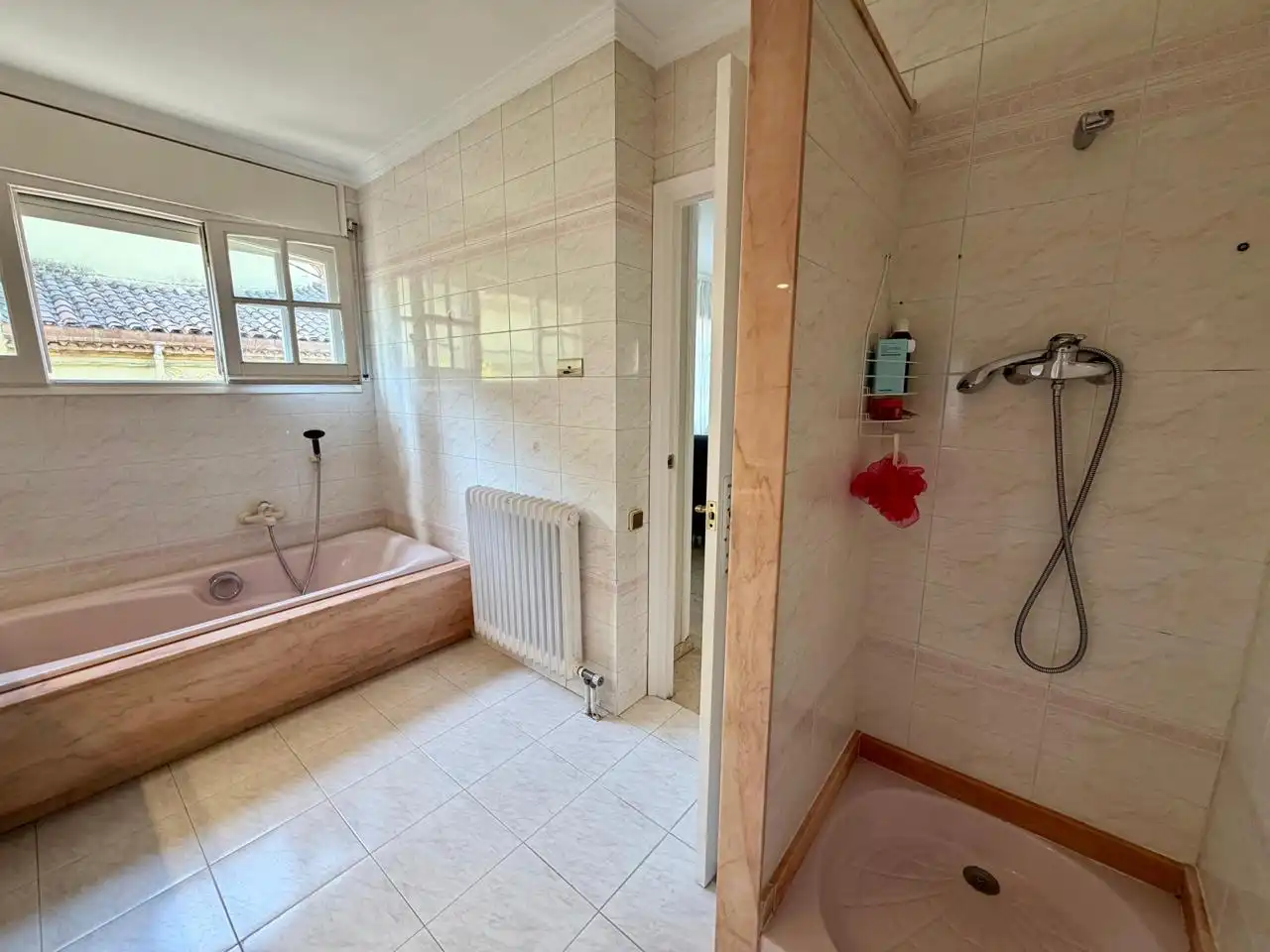Bany de Casa o xalet en venda en Montcada i Reixac amb Aire condicionat, Calefacció i Terrassa
