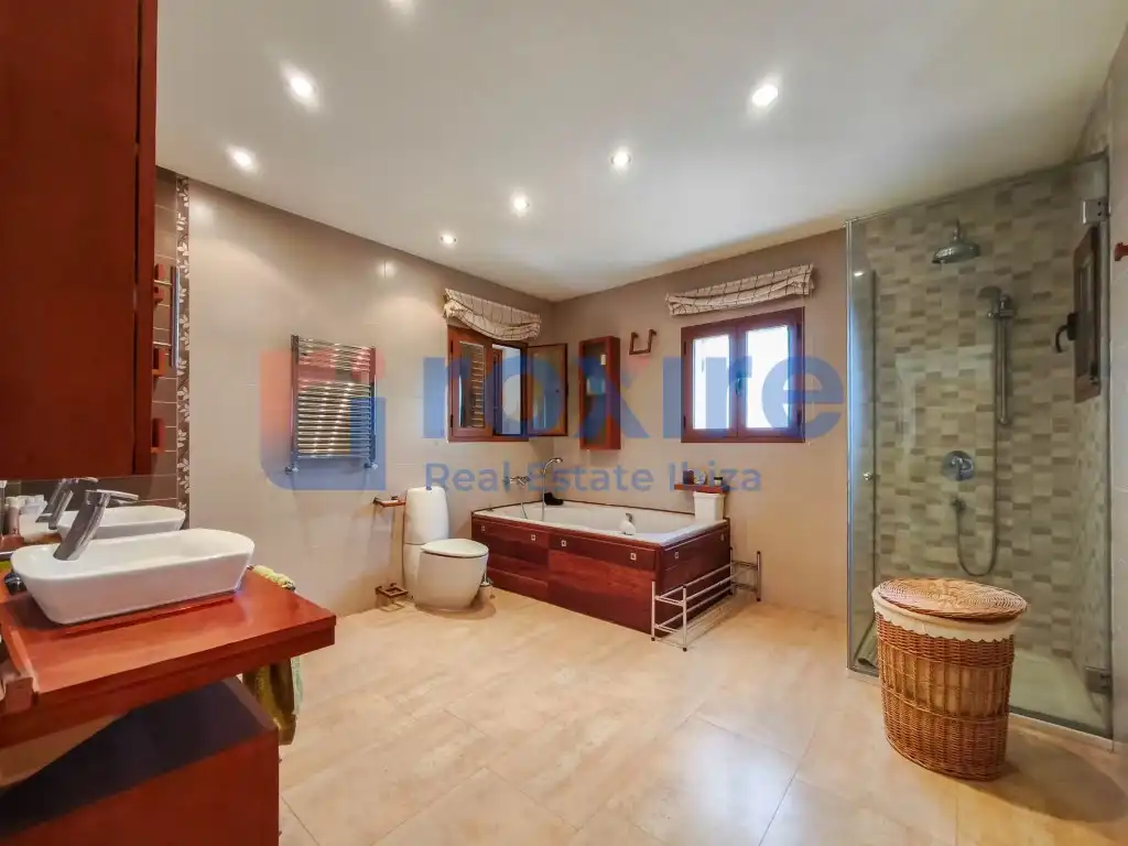 Bany de Casa o xalet en venda en Sant Josep de sa Talaia amb Aire condicionat, Jardí privat i Terrassa