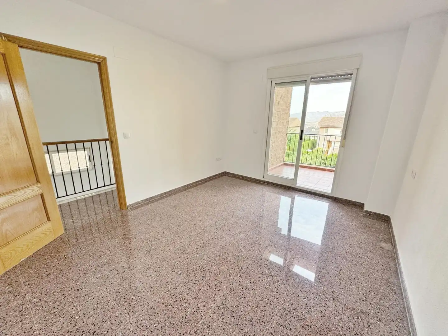 Habitación de Casa adosada en venta en Petrer con Jardín privado, Balcón y Piscina comunitaria