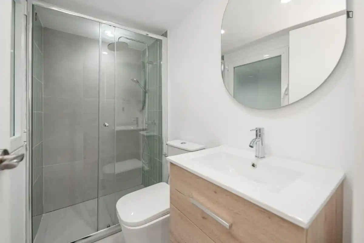 Badezimmer von Wohnung zur Miete in Madrid mit Klimaanlage, Heizung und Möbliert