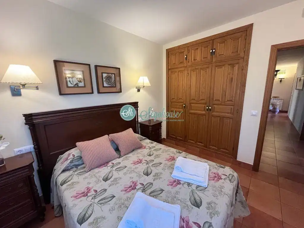 Dormitori de Casa o xalet de lloguer en Palazuelos de Eresma amb Calefacció, Terrassa i Moblat