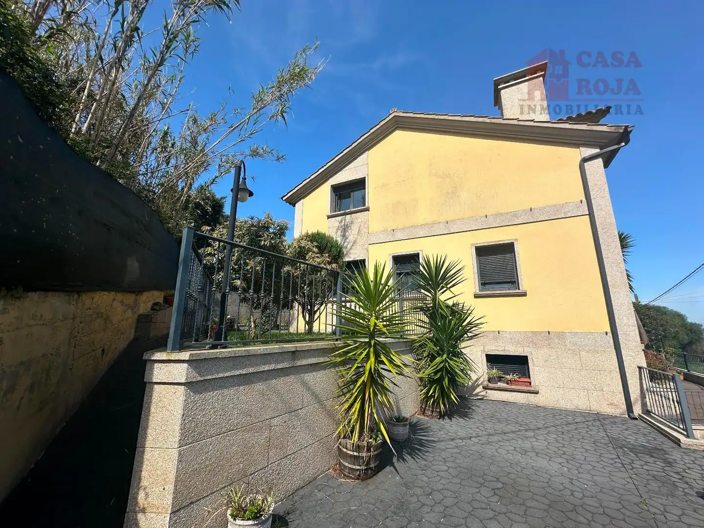 Vista exterior de Casa o xalet en venda en Cangas  amb Calefacció, Terrassa i Traster