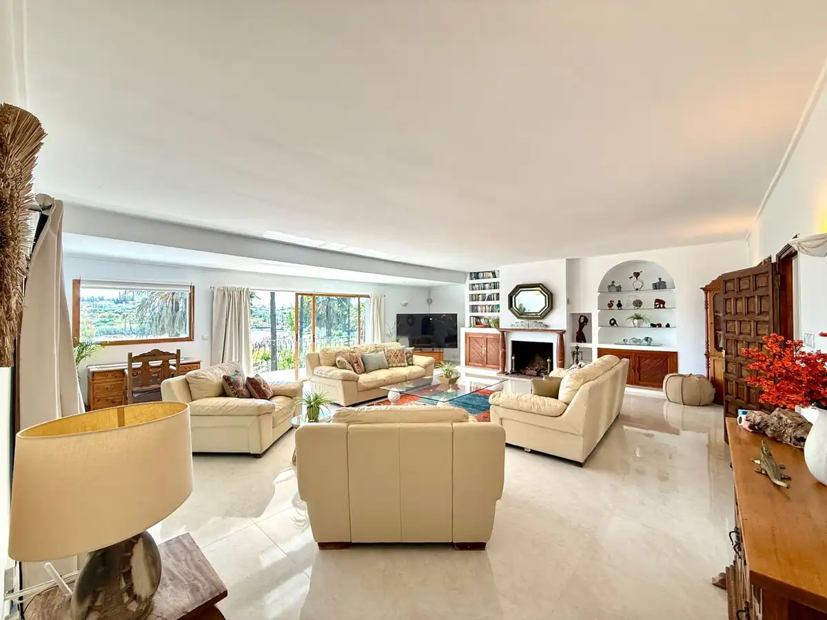 Sala de estar de Casa o chalet de alquiler en Marbella con Aire acondicionado, Jardín privado y Piscina
