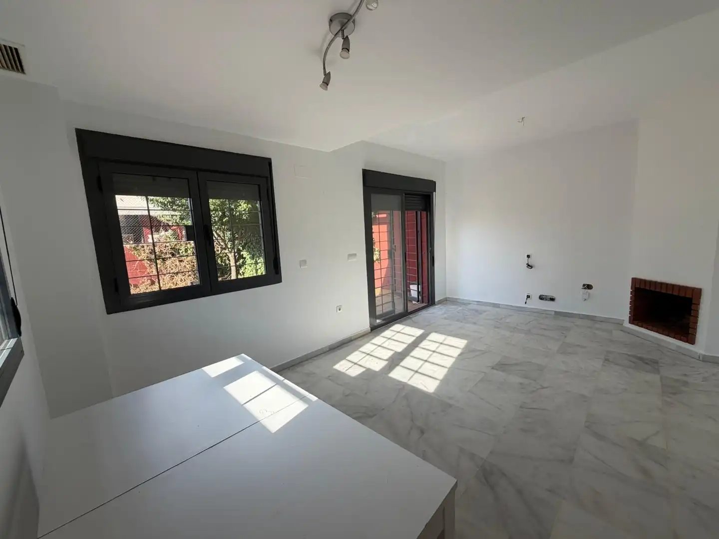 Dormitori de Casa adosada en venda en Puerto Real amb Aire condicionat, Terrassa i Traster