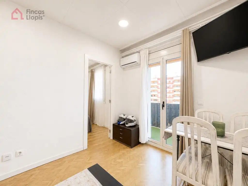 Habitación de Piso en venta en Barcelona con Balcón y Internet