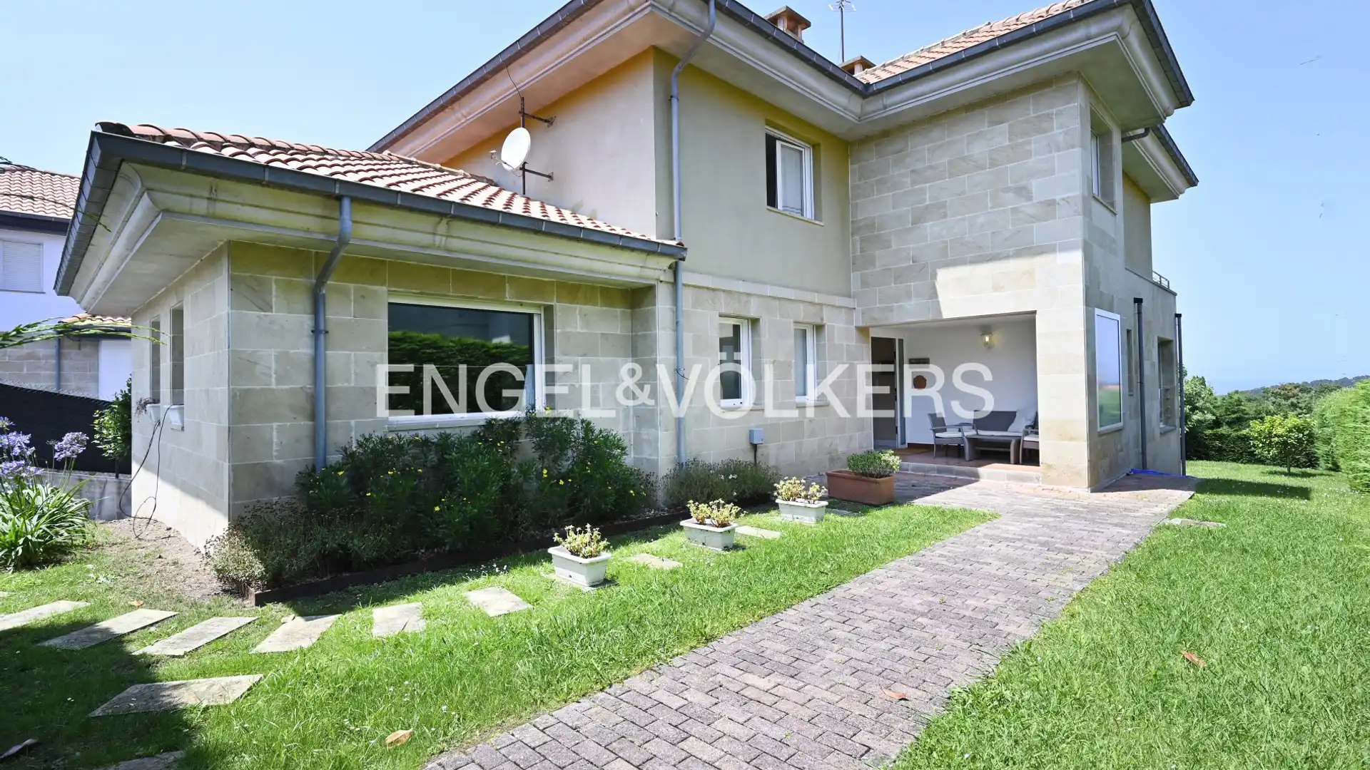 Vista exterior de Casa o chalet en venta en San Vicente de la Barquera con Calefacción y Jardín privado