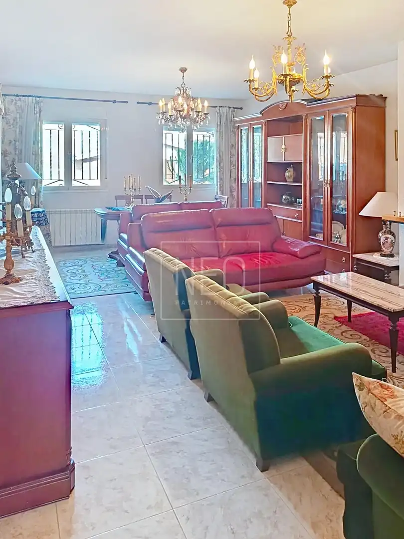 Sala d'estar de Casa o xalet en venda en Moraleja de Enmedio amb Calefacció, Jardí privat i Terrassa